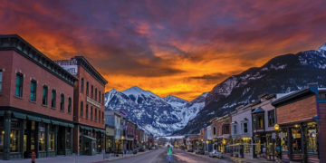 What influences the development of the economy of Colorado