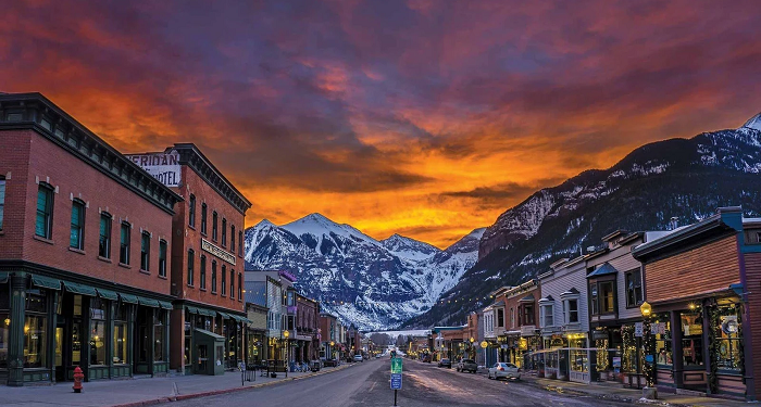 What influences the development of the economy of Colorado