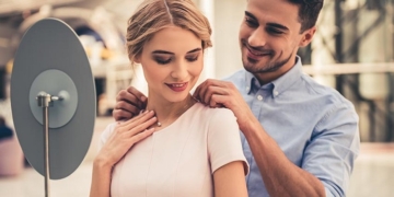 How to choose a gold necklace as a gift for your wife: tips and tricks