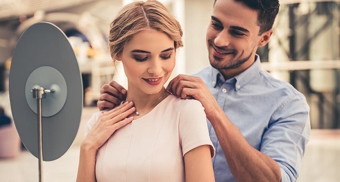 How to choose a gold necklace as a gift for your wife: tips and tricks